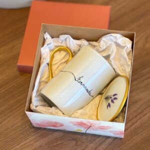 CANECA PERSONALIZADA COM TAMPA FLOR DE LAVANDA